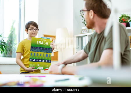 Dunkle interessiert - behaarte little boy in klaren Gläsern präsentiert Poster Stockfoto