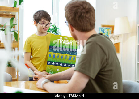 Lächelnde Junge in klare Gläser mit seinem Wissen Stockfoto