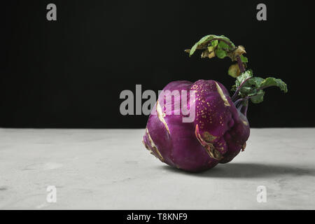 Frische kohlrabi auf grau Tabelle Stockfoto