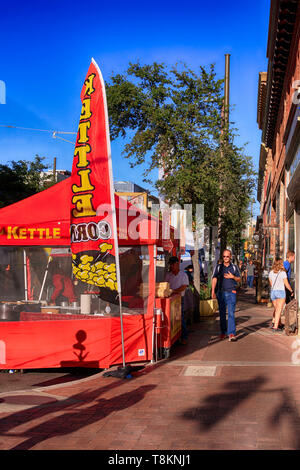Menschen zu Fuß Vergangenheit markt anbieter Zelte auf E Congress Street in der Innenstadt von Tucson AZ Stockfoto