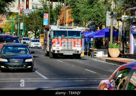 Fire Truck Racing an der Unfallstelle nach unten E Congress Street in Tucson AZ Stockfoto