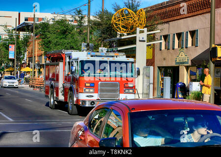 Fire Truck Racing an der Unfallstelle nach unten E Congress Street in Tucson AZ Stockfoto