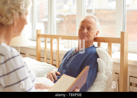 Ältere Menschen bei der Wiederherstellung Stockfoto