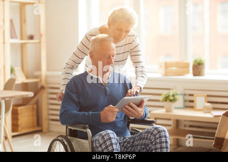 Moderne älterer Mann im Rollstuhl Stockfoto