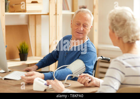 Blutdruck überprüfen Stockfoto