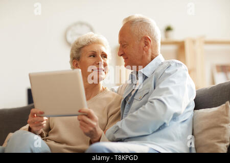 Senior Paar mit Tablet Stockfoto