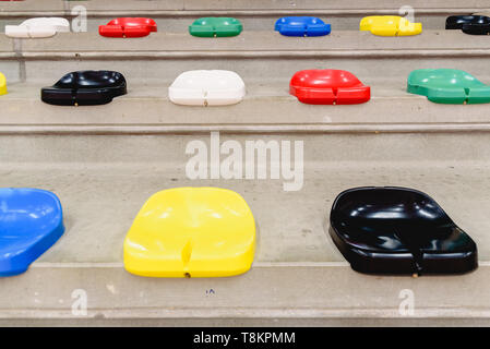 Bunte leere Sitze in den Ständen von einem Stadion. Stockfoto