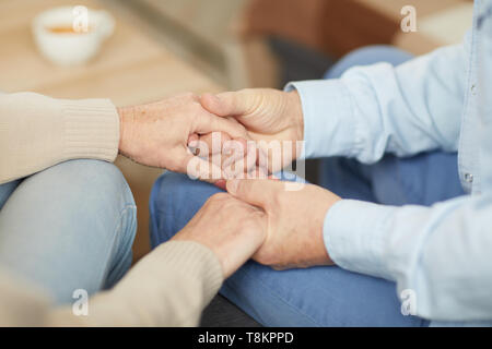 Pflege Paar Hände halten Stockfoto