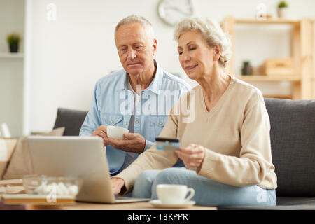 Senior Paar Einkaufen Online Stockfoto