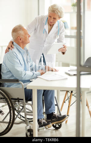 Ärztin Beratung älterer Mann Stockfoto
