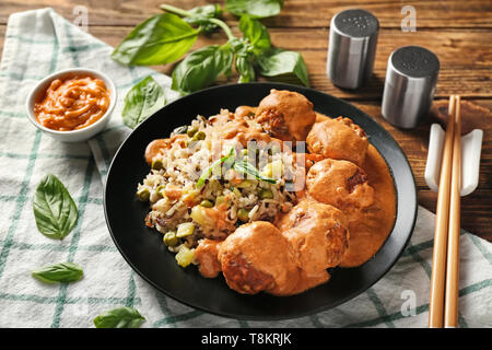 Mit gekochtem Reis, Gemüse und Frikadellen auf der Tischplatte Stockfoto