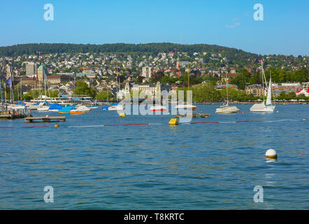 Zürich, Schweiz - 11. Mai 2018: See Zürich, Gebäude der Stadt Zürich in den Hintergrund. Stockfoto