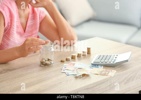 Reife Frau zählen Geld zu Hause Stockfoto