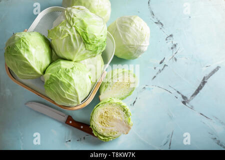 Korb mit frischem Kohl auf Licht Tabelle Stockfoto
