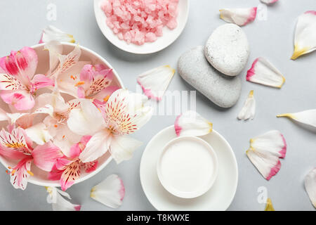 Wunderschöne Spa Komposition mit Blütenblätter auf hellen Hintergrund Stockfoto