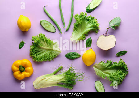 Verschiedene Gemüse auf farbigen Hintergrund, flach Stockfoto