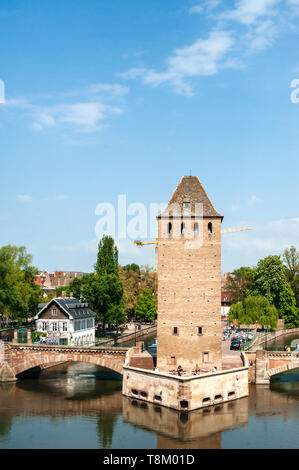 Straßburg, Frankreich - 5. Mai 2013: Tilt-shift objektiv über Les Ponts Couverts Gedeckte Brucken drei Brücken und vier Türme im Zentrum von Straßburg mit Notre-Dame im Hintergrund und dem klaren, blauen Himmel Stockfoto