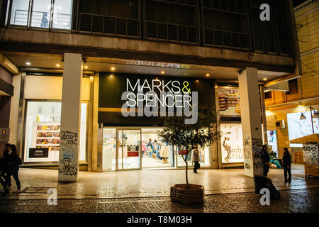 Athen, Griechenland - 26 Mar 2016: Blick von der Straße aus von Kunden Menschen einkaufen in Marks und Spencer luxury Store im Zentrum Athens in der Dämmerung Stockfoto