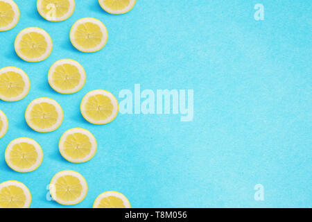 Zitrone Grenze auf einem hellen blauen Hintergrund. Flach Sommer Konzept. Stockfoto