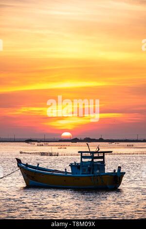 Sri Lanka, Northern Province, Jaffna, Sonnenuntergang über den Fischerhafen Stockfoto