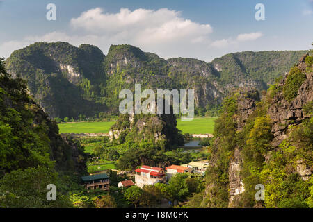 Querformat aus Bich Dong Pagode, in Richtung Bich Dong Dorfes, Provinz Ninh Binh, Vietnam, Asien Stockfoto