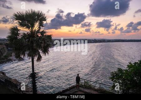Sri Lanka, östlichen Provinz, Trincomalee (oder Trinquemalay), Panoramablick auf die Bucht von Swami Rock Promontory Stockfoto