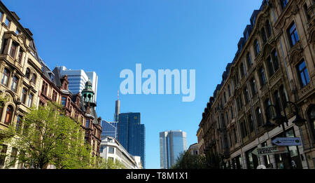 Frankfurt am Main skyscraper Perspektive von der Straße Frankfurt Deutschland 2017.04.06 Stockfoto