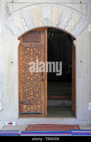 Skopje, Mazedonien - 17. September 2012: Eingang an Mustafa Pascha Moschee an der Alten Basar in Skopje, Mazedonien. Stockfoto