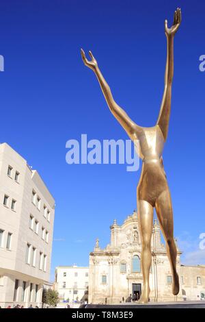 Italien, Basilicata, Potenza, der Europäischen Kulturhauptstadt 2019, Piazza San Francesco, barocke Fassade (18. Jahrhundert) in der Kirche des Hl. Franziskus von Assisi (San Francesco d'Assisi) mit einer Skulptur von Salvador Dalí im Vordergrund. Stockfoto