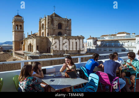 Granada, Andalusien, Spanien: Junge Menschen entspannen an der Bar auf der Dachterrasse von Los Jeronimos Hotel gegenüber vom Renaissance Real Monasterio de San Jerónimo b Stockfoto