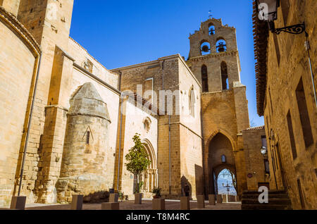 Laguardia, Provinz Álava, Baskenland, Spanien: Kirche San Juan ursprünglich im romanischen Stil erbaut und im gotischen Stil fertiggestellt. Die Glocke gabl Stockfoto