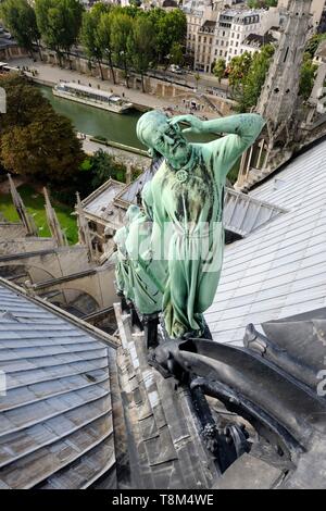 Frankreich, Paris, Bereich als Weltkulturerbe von der UNESCO, der Ile de la Cité, Kathedrale Notre-Dame, der Turm die Statuen von grün Kupfer der zwölf Apostel mit den Symbolen der vier Evangelisten dominiert, Viollet-le-Duc hat selbst unter Saint Thomas's Features vertreten sein Set Square Stockfoto