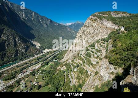 Frankreich, Savoyen, Maurienne, auf das größte Fahrrad fahren in der Welt, die unglaubliche kurvenreiche Straße von Montvernier in der Nähe von Saint Jean de Maurienne, wo regelmässig Pässe der Tour de France, allgemeine Ansicht und das Tal der Arc Stockfoto