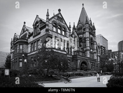 Toronto, Kanada - 20 10 2018: Herbst Sonnenuntergang auf der Old Vic, das älteste Gebäude der Victoria College an der Universität von Toronto. Old Vic ist ein e Stockfoto