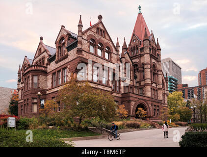 Toronto, Kanada - 20 10 2018: Herbst Sonnenuntergang auf der Old Vic, das älteste Gebäude der Victoria College an der Universität von Toronto. Old Vic ist ein e Stockfoto