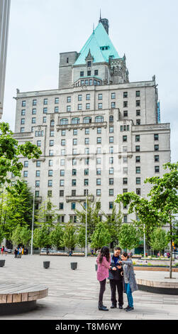 Osten Fassade des Fairmont Hotel Vancouver mit Touristen im Vordergrund auf Vancouver Art Gallery North Plaza. Stockfoto