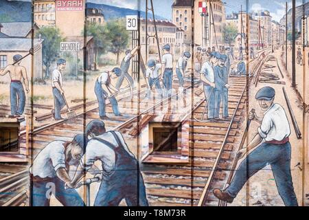 Frankreich, Isère, Grenoble, Camille Desmoulins Straße, Fresko Geschichten von Zügen um die Estacade Eisenbahnbrücke von der Künstlerin Nessé Stockfoto