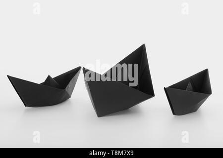 Origami Boote auf weißem Hintergrund Stockfoto