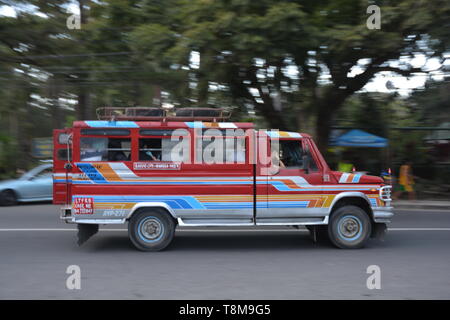 Manila, Philippinen - 10. Oktober 2018: Mit einem Jeepney, manchmal auch einfach Jeep sind die beliebtesten öffentlichen Verkehrsmittel auf den Philippinen Stockfoto