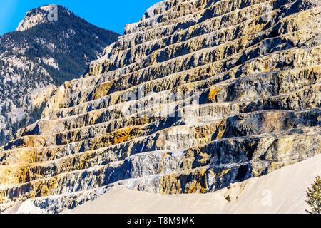 Die terrassierten Berghang aus einem Steinbruch in Marble Canyon Provincial Park entlang der Autobahn 99 zwischen Cache Creek und Lillooet in BC, Kanada Stockfoto