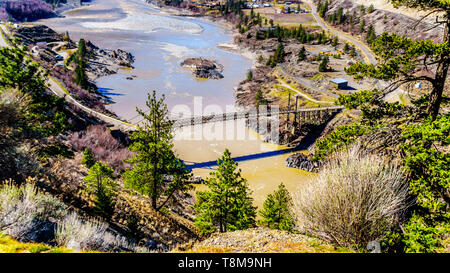 Blick auf die Alte Brücke, eine einspurige Brücke über den Fraser River an der Stadt nördlich der Stadt Lillooet, British Columbia, Kanada Stockfoto