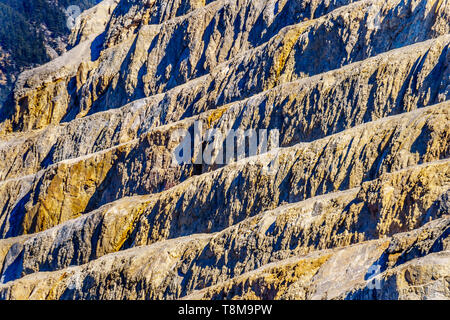 Die terrassierten Berghang aus einem Steinbruch in Marble Canyon Provincial Park entlang der Autobahn 99 zwischen Cache Creek und Lillooet in BC, Kanada Stockfoto