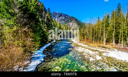 Teilweise Aussprache cayoosh Creek, die in den meisten Fällen läuft neben der Autobahn 99, die duffey Lake Road, zwischen Pemberton und Lillooet im südlichen BC eingefroren Stockfoto