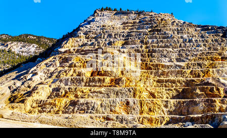 Die terrassierten Berghang aus einem Steinbruch in Marble Canyon Provincial Park entlang der Autobahn 99 zwischen Cache Creek und Lillooet in BC, Kanada Stockfoto