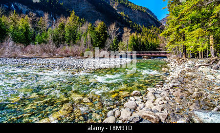 Teilweise gefrorenen Aussprache cayoosh Creek, die in den meisten Fällen läuft neben der Autobahn 99, die duffey Lake Road, zwischen Pemberton und Lillooet im südlichen BC, Kanada Stockfoto