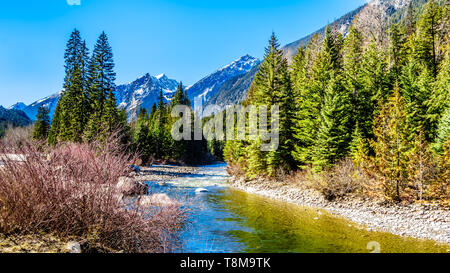 Die schneebedeckten Coast Mountains entlang der Autobahn 99, die duffey Lake Road, schlängelt sich durch die Küste Gebirge zwischen Pemberton und Entsprechen leisten in BC Stockfoto