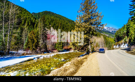 Teilweise Aussprache cayoosh Creek, die in den meisten Fällen läuft neben der Autobahn 99, die duffey Lake Road, zwischen Pemberton und Lillooet im südlichen BC eingefroren Stockfoto