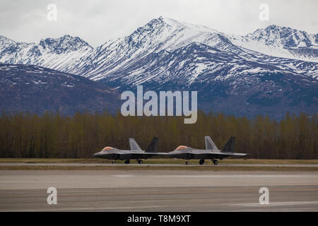 Us Air Force F-22 Raptors Line Up auf der Landebahn für Start, 9. Mai 2019, an Joint Base Elmendorf-Richardson, Alaska. Alaska bietet unvergleichliche Antenne reicht, Luftraum und Infrastruktur zur Unterstützung von zwei Air Force Basen, die nirgendwo sonst im Indopazifik nicht verfügbar ist. (U.S. Marine Corps Foto von Cpl. Cutler Brice) Stockfoto