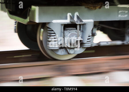 Bewegung verwischt Räder eines sich bewegenden Waggon Nahaufnahme. Bahn Auto Räder in Bewegung. Stockfoto