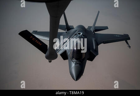 Einen Flieger Pilotierung einer F-35A Lightning II Kraftstoff erhält von einer KC-135 Stratotanker ab der 28 Expeditionary Luftbetankung Squadron, 12. Mai 2019, an einem unbekannten Ort. Der 28 Ohren unterhält ständige Präsenz in der US Air Forces Central Command der Verantwortung, Unterstützung der USA und der Koalition Flugzeuge in verschiedenen Operationen in Irak, Syrien und Afghanistan. (U.S. Air Force Foto von älteren Flieger Kiefer Bowes) Stockfoto